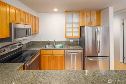 150 Melrose Avenue E #407, Seattle, WA 98102 - Photo 2