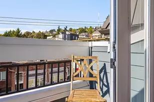 812 5th Ave N, Seattle, WA 98109 - Photo 14