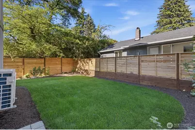 10330 B Ashworth Avenue N, Seattle, WA 98133 - Photo 22