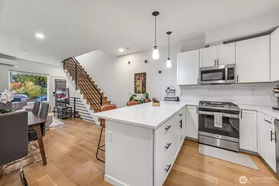5240 Brooklyn Avenue NE #A, Seattle, WA 98105 - Photo 2