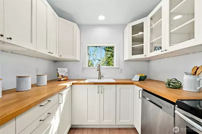 733 N 97th  Street, Seattle, WA 98103 - Photo 14