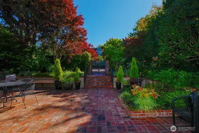 3829 43rd Avenue NE, Seattle, WA 98105 - Photo 2