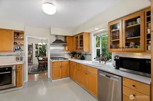 2112 NE 55th St, Seattle, WA 98105 - Photo 8