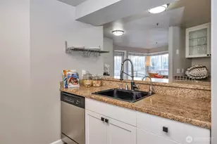 530 Melrose Ave E, Seattle, WA 98102 - Photo 12