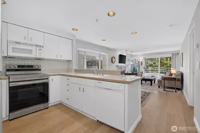 2125 California Avenue SW #302, Seattle, WA 98116 - Photo 14