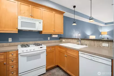 10047 NE Main Street NE #202, Bellevue, WA 98004 - Photo 6