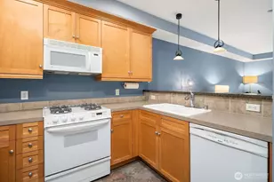 10047 NE Main Street NE, Bellevue, WA 98004 - Photo 6