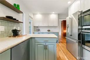 9043 Matthews Ave NE, Seattle, WA 98115 - Photo 14