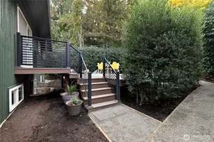 9043 Matthews Ave NE, Seattle, WA 98115 - Photo 32