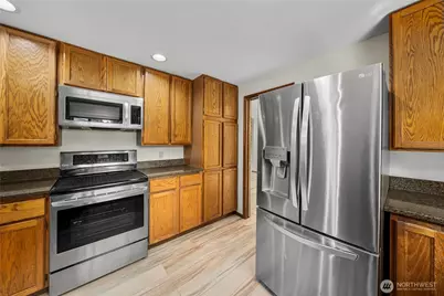 820 Monroe Avenue NE, Renton, WA 98056 - Photo 10