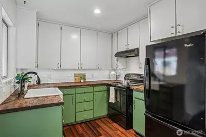 13717 N Stone Avenue, Seattle, WA 98133 - Photo 4