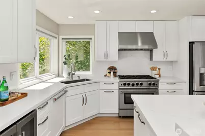 9210 Parkwood Ridge Road, Mercer Island, WA 98040 - Photo 10