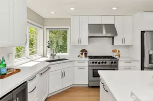 9210 Parkwood Ridge Rd, Mercer Island, WA 98040 - Photo 10