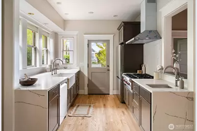 2423 8th Avenue W, Seattle, WA 98119 - Photo 10