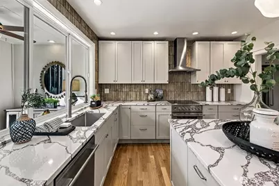 915 11th Avenue E, Seattle, WA 98102 - Photo 10