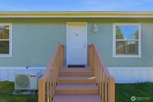 512 SW Berry Lake Dr, Port Orchard, WA 98367 - Photo 4
