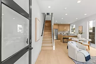 4326 Woodlawn Ave N, Seattle, WA 98103 - Photo 2