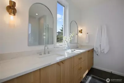 4469 Linden Avenue N, Seattle, WA 98103 - Photo 14