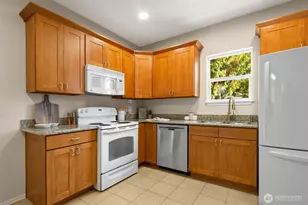 940 N 76th St, Seattle, WA 98103 - Photo 10