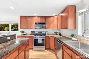 337 N 105th St, Seattle, WA 98133 - Photo 4