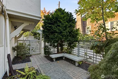 2400 E Roanoke Street, Seattle, WA 98112 - Photo 38