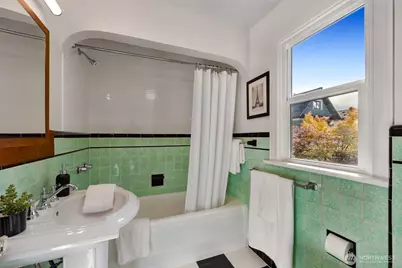 413 Lynn Street, Seattle, WA 98109 - Photo 22