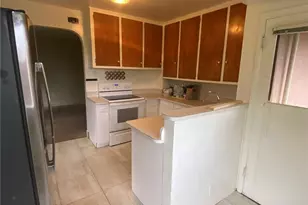702 N 117th St, Seattle, WA 98133 - Photo 2