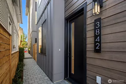 3842 Linden Avenue N, Seattle, WA 98103 - Photo 2
