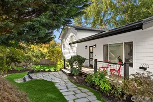 689 Pierce Ct NW, Bainbridge Island, WA 98110 - Photo 2