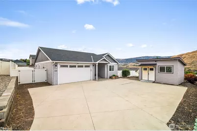 525 S Iowa Avenue, East Wenatchee, WA 98802 - Photo 2