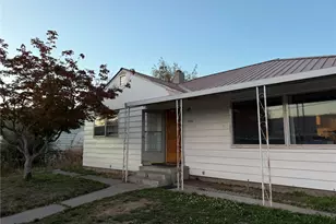 1557 1st St SE, East Wenatchee, WA 98802 - Photo 1