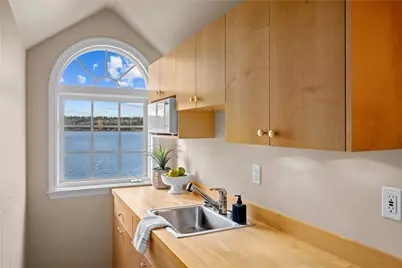 649 E Lake Sammamish Parkway SE, Sammamish, WA 98074 - Photo 18