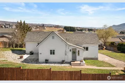 609 S Iowa Avenue, East Wenatchee, WA 98802 - Photo 1