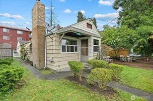 704 N 104th St, Seattle, WA 98133 - Photo 1