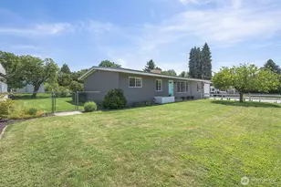 267 N James Ave, East Wenatchee, WA 98802 - Photo 1