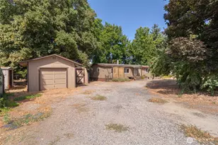 715 10th St NE, East Wenatchee, WA 98802 - Photo 1