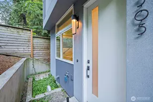 1505 Lakeview Blvd E, Seattle, WA 98102 - Photo 1