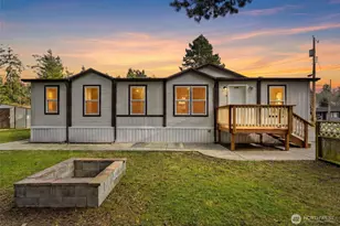 570 Ocean View Dr, Oak Harbor, WA 98277 - Photo 1