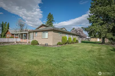 318 NE Lambert Avenue, College Place, WA 99324 - Photo 1