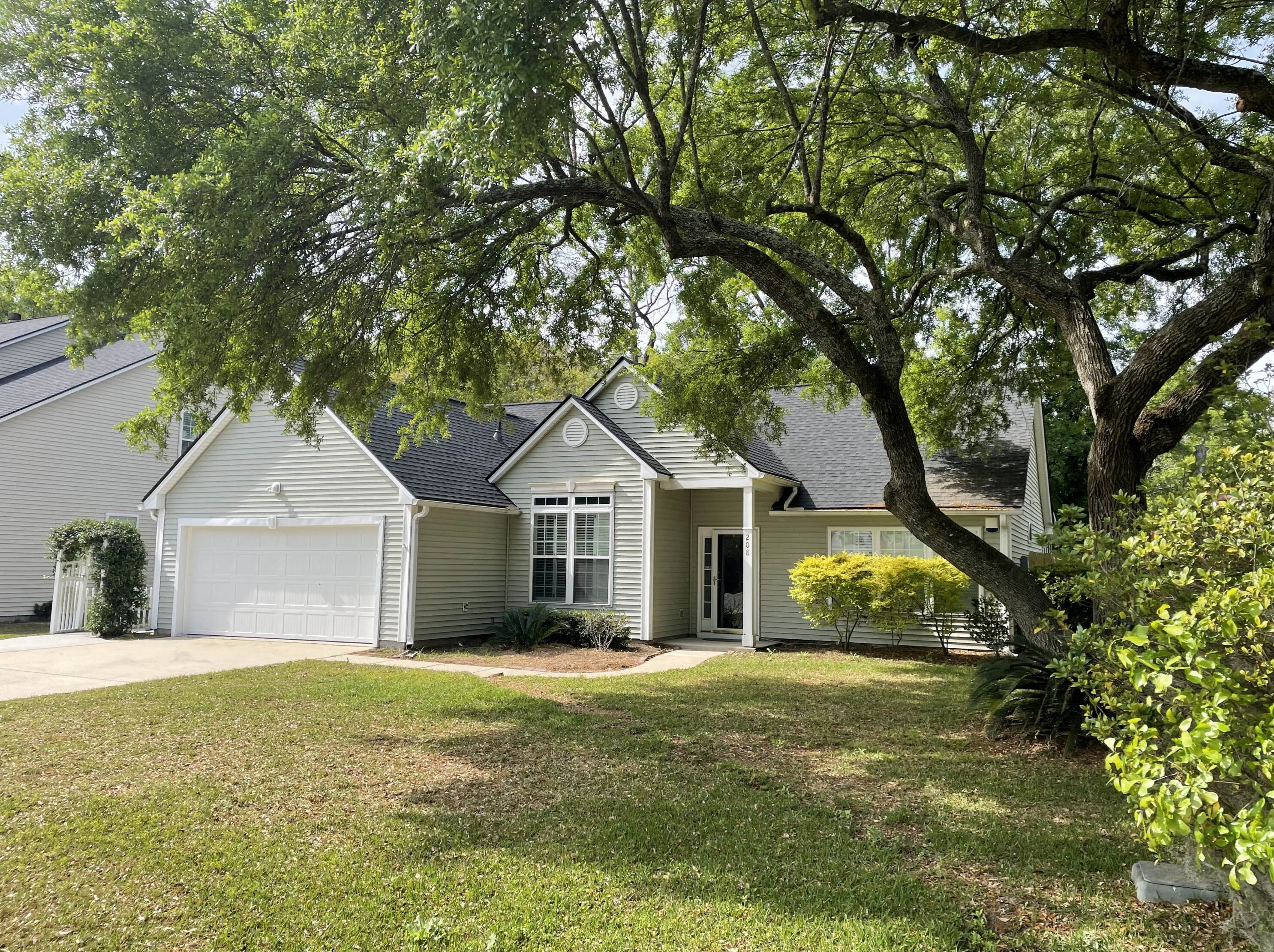 208 Evesham Dr, Summerville, SC 29485