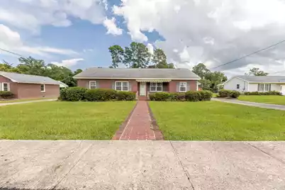 319 Hampton Street E, Elloree, SC 29047 - Photo 2