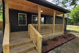 202 Huggins Street E, Manning, SC 29102 - Photo 2