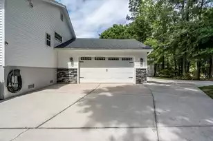958 Beehive Rd, Mount Pleasant, SC 29429 - Photo 2