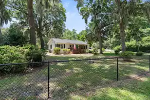 2420 Pine Ct, Beaufort, SC 29902 - Photo 2