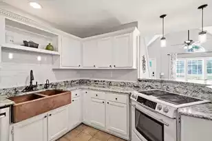 1323 Center Lake Dr, Mount Pleasant, SC 29464 - Photo 12