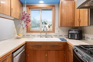 2568 Dover Dr, Eugene, OR 97404 - Photo 18