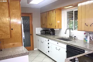 911 Harlan St, Roseburg, OR 97471 - Photo 8