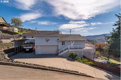 918 NE Malheur Ave, Roseburg, OR 97470 - Photo 2