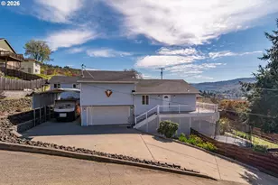 918 NE Malheur Ave, Roseburg, OR 97470 - Photo 2