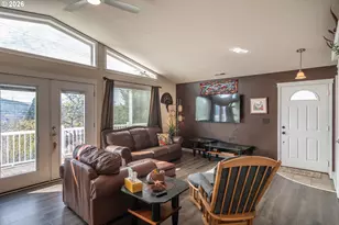 918 NE Malheur Ave, Roseburg, OR 97470 - Photo 2